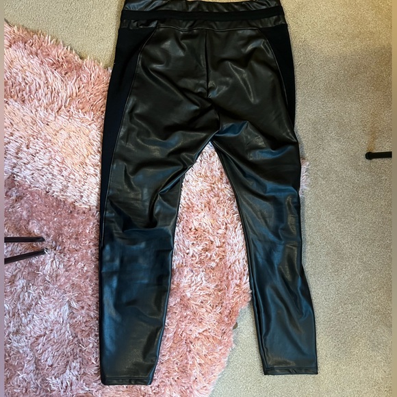 Express Faux Black Leather Leggings size L - Picture 3 of 5